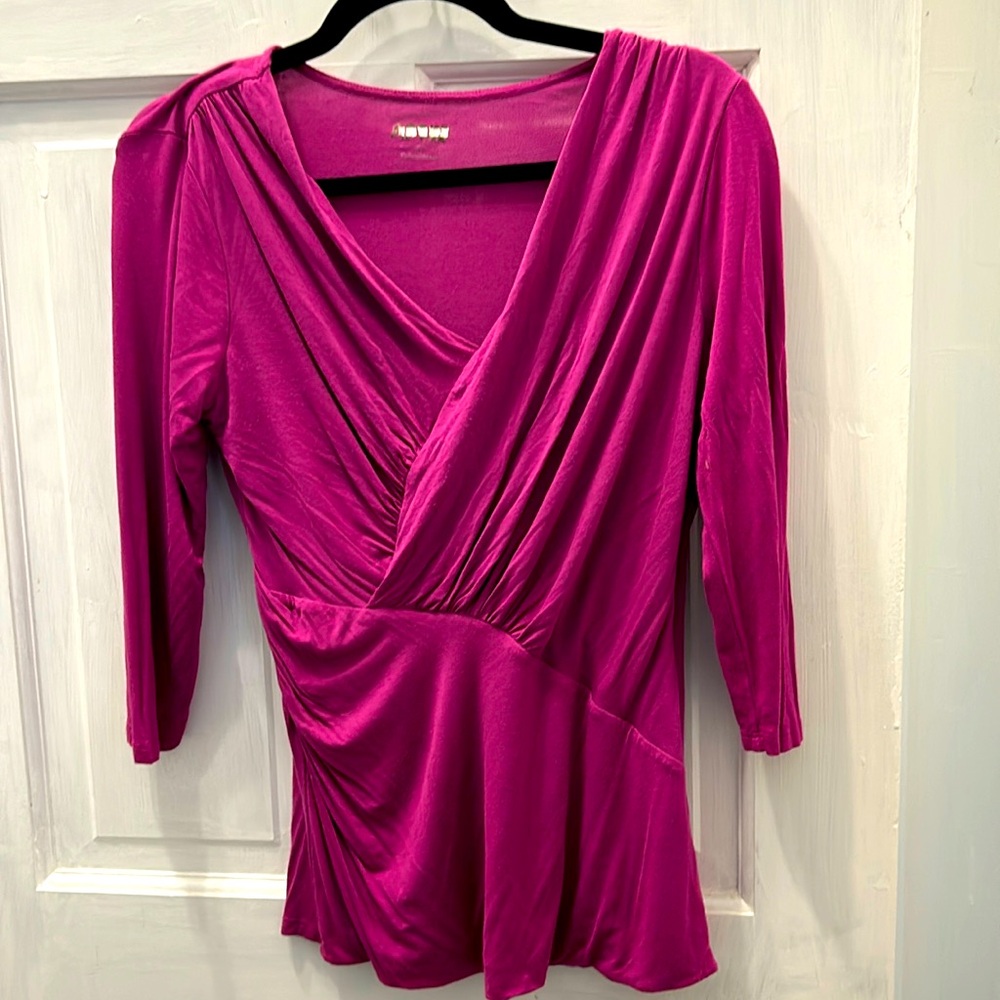 Fuchsia T-shirt, material V neck top.